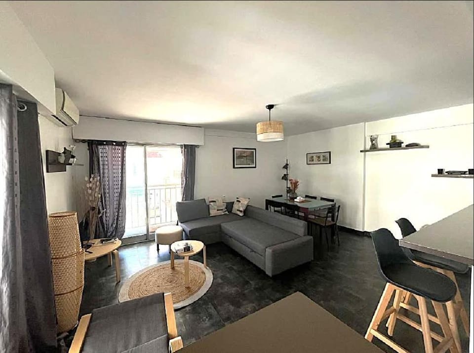 Living room, Seating area, Dining area, air conditioner