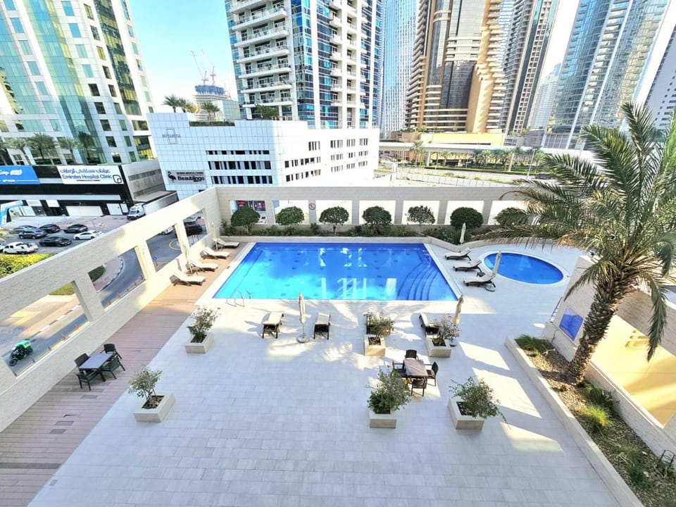 Day, Pool view
