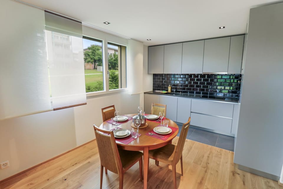 Kitchen or kitchenette, Dining area