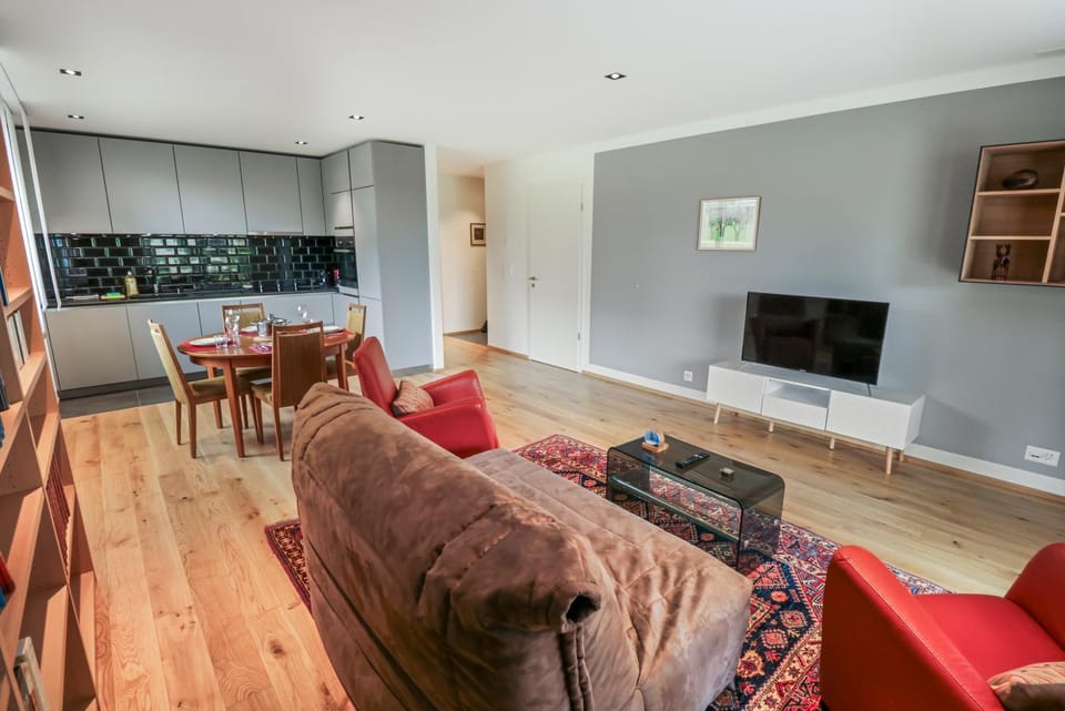 TV and multimedia, Living room, Seating area, Dining area