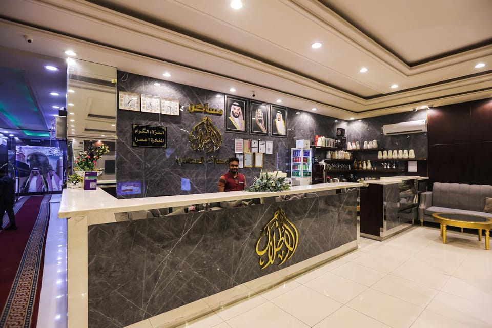 Property building, Lobby or reception, Lounge or bar, Food and drinks, Drinks