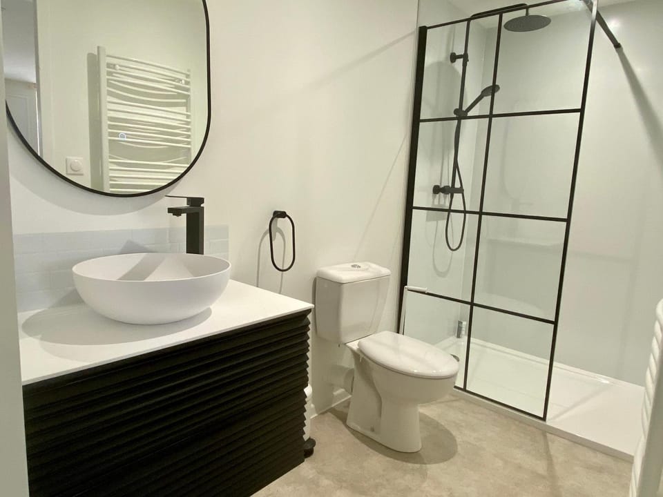 Shower, Toilet, Bathroom, towels