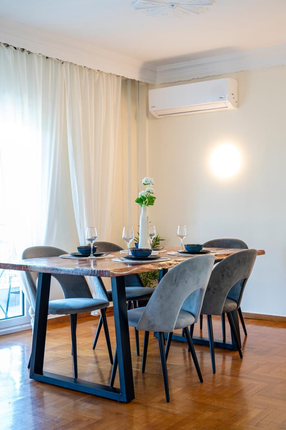 Living room, Seating area, Dining area, air conditioner