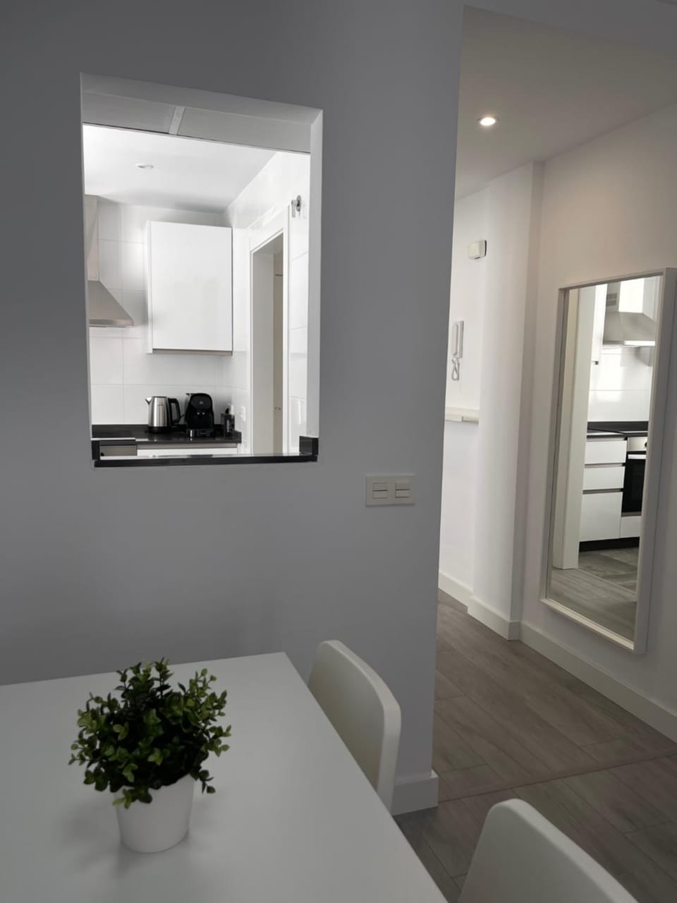 Kitchen or kitchenette, Dining area