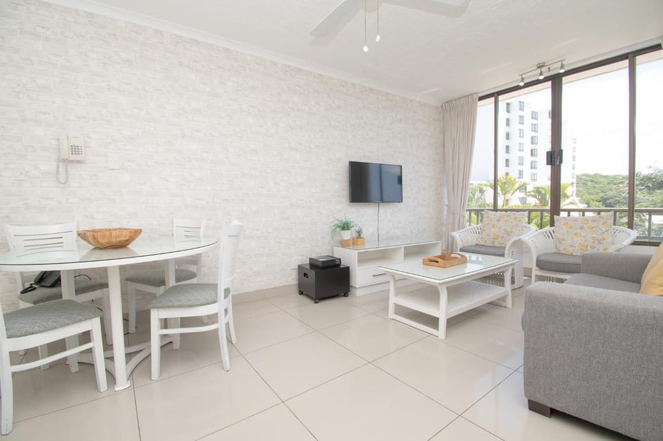 Communal lounge/ TV room, TV and multimedia, Living room, Seating area, Dining area