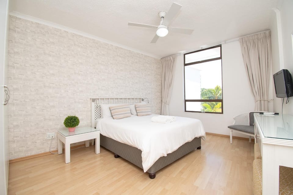 Bed, TV and multimedia, Photo of the whole room, Bedroom, fireplace