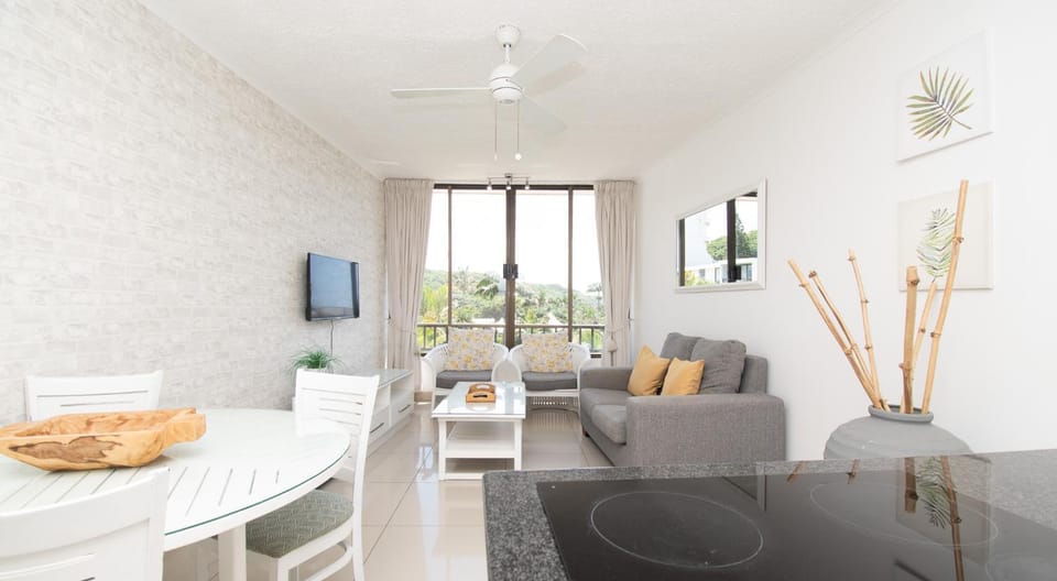Living room, Seating area, Dining area, fireplace