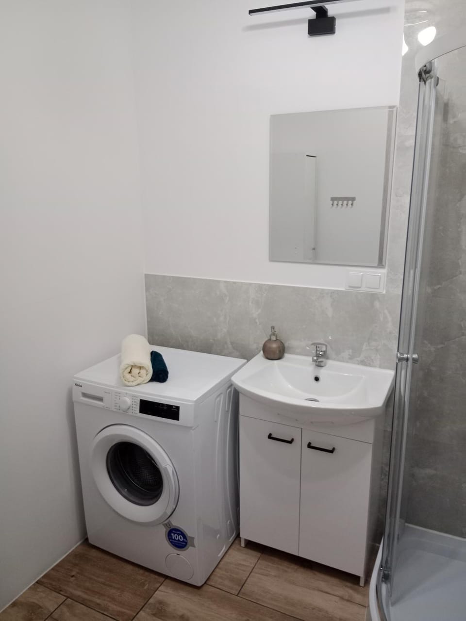 Toilet, Bathroom, towels, washing machine