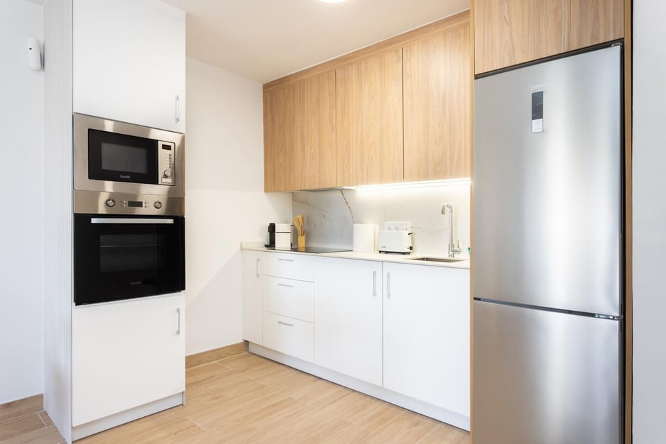 Coffee/tea facilities, Kitchen or kitchenette, oven, stove, toaster