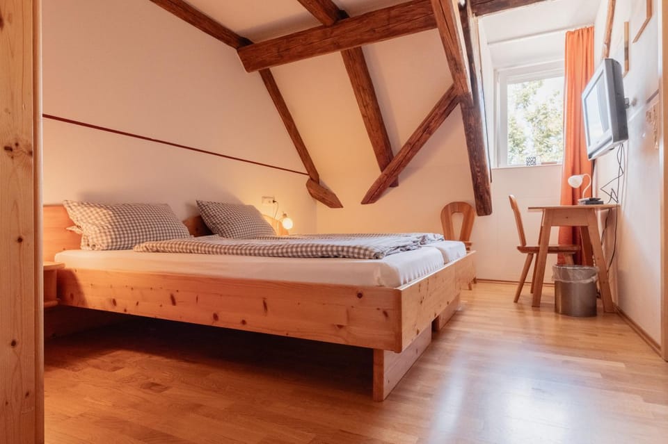 Bed, TV and multimedia, Photo of the whole room, Bedroom