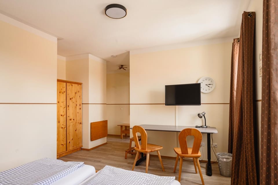 Bed, TV and multimedia, Bedroom