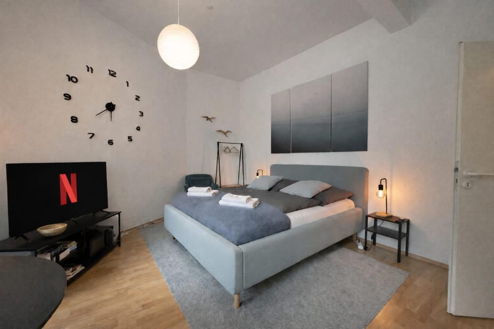 Communal lounge/ TV room, Bed, TV and multimedia, Living room, Photo of the whole room, Seating area, Evening entertainment, Bedroom