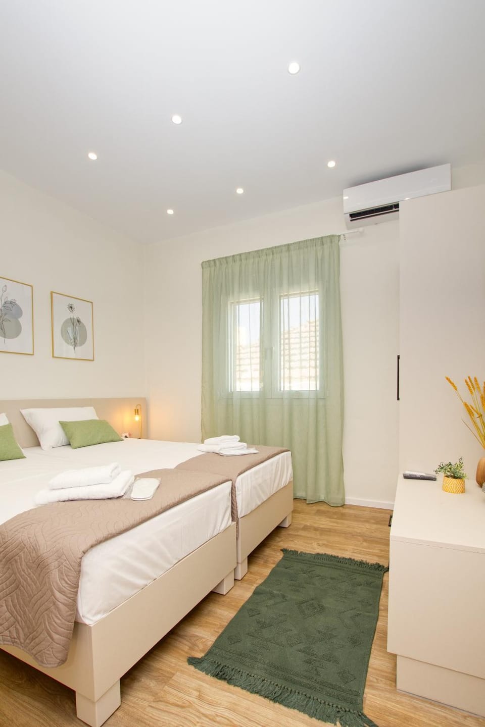 Bed, Photo of the whole room, towels, air conditioner