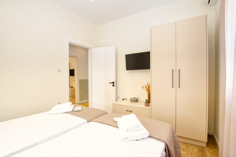 Bed, TV and multimedia, Bedroom, air conditioner