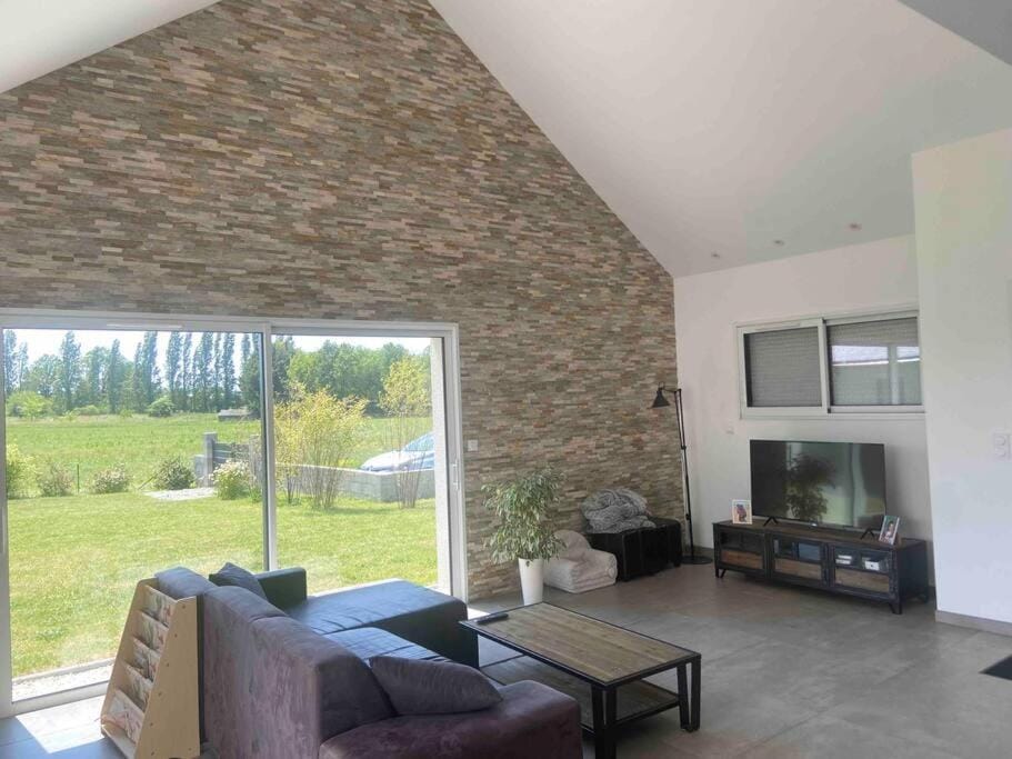 Communal lounge/ TV room, TV and multimedia, Seating area, Garden view