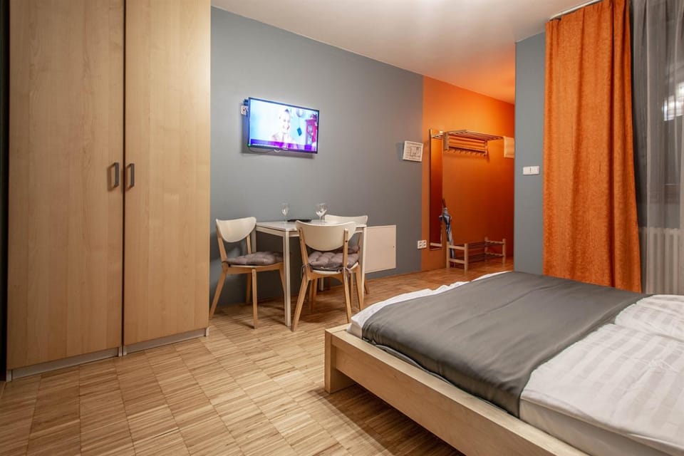 Bed, TV and multimedia, Seating area, Bedroom