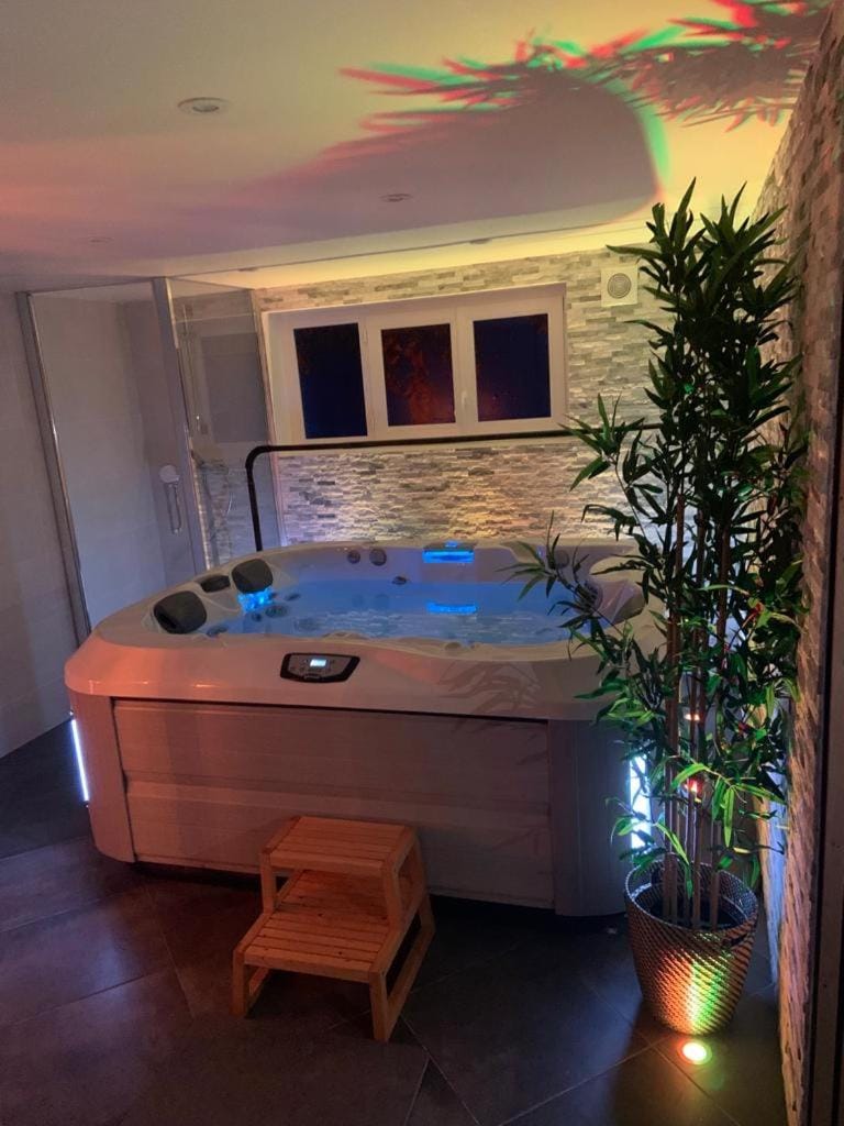 *Romance Jacuzzi* Appartement Spa pour les amoureux ou les solos Apartment in Île-de-France