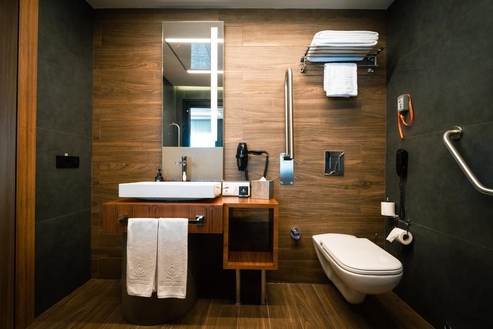 Toilet, Bathroom, towels