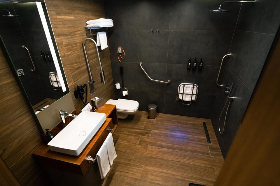 Shower, Toilet, Bathroom, towels