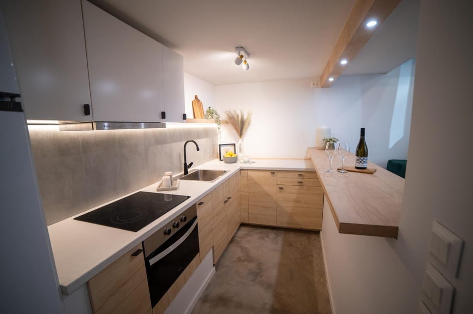 Kitchen or kitchenette, pet friendly, stove, kitchen