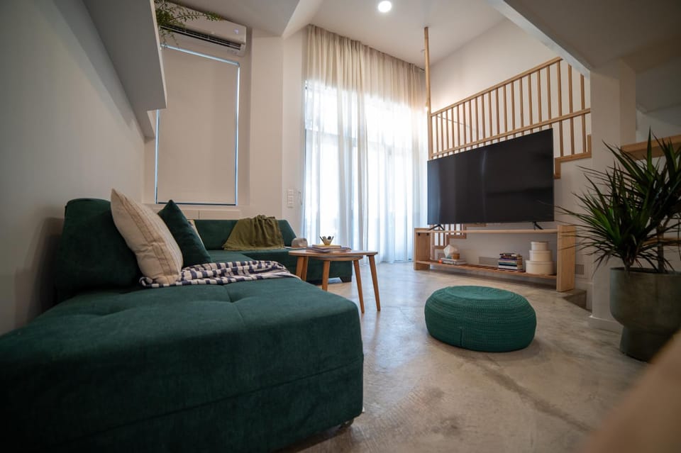 TV and multimedia, Living room, Photo of the whole room, Seating area, air conditioner