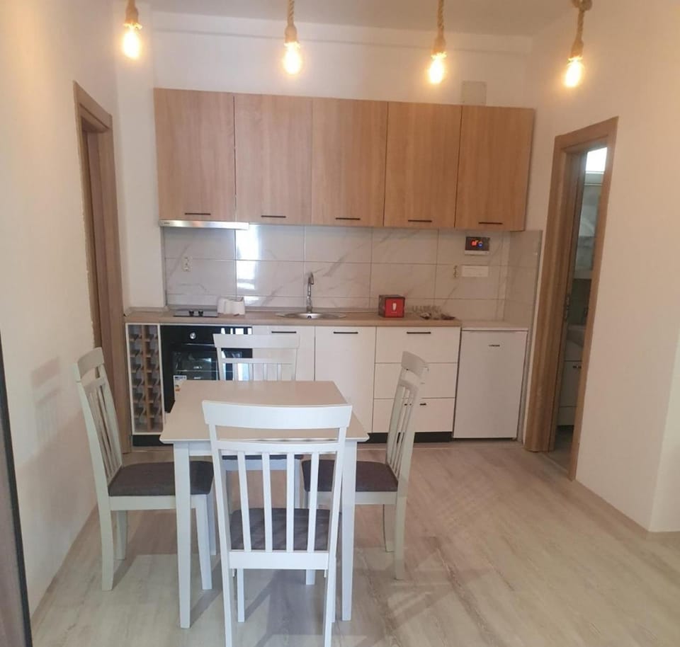 Kitchen or kitchenette, Dining area, oven, pet friendly