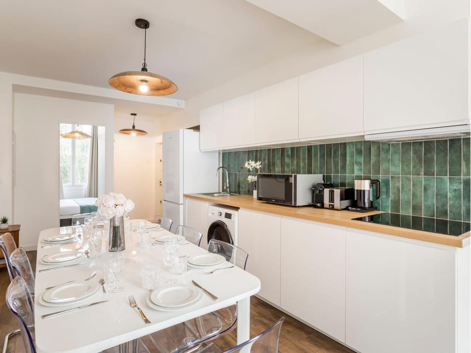 Coffee/tea facilities, Kitchen or kitchenette, Dining area, microwave, toaster, kitchen