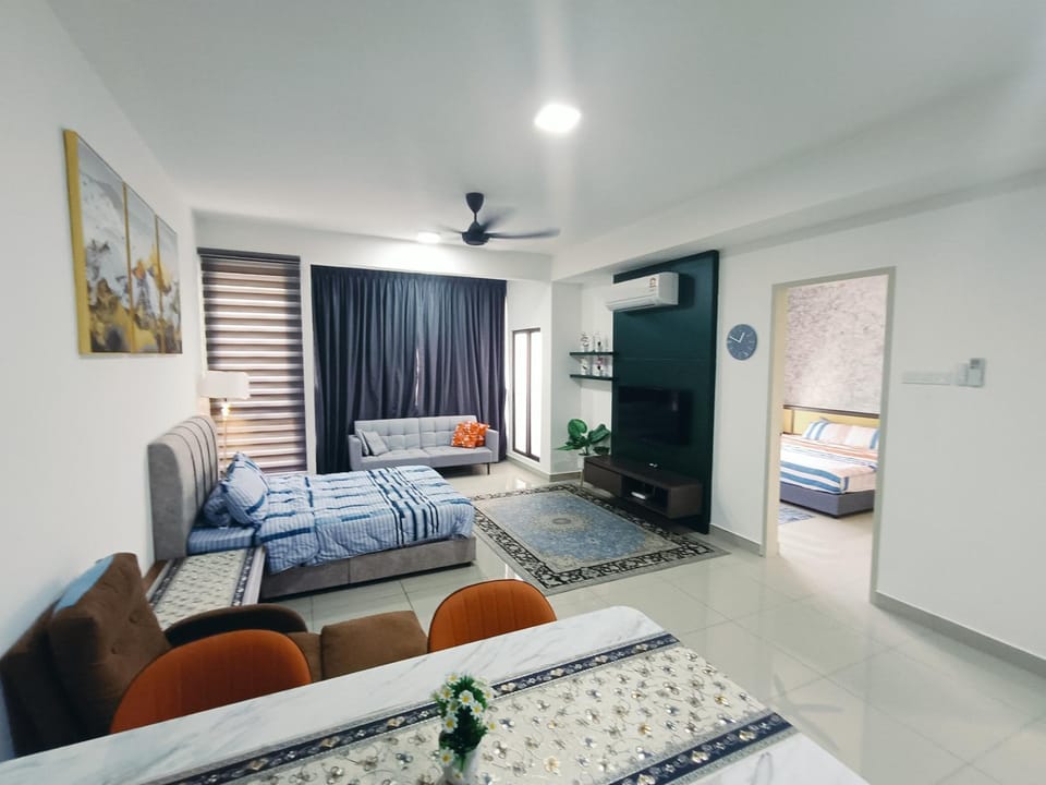 Bed, Photo of the whole room, fireplace, air conditioner