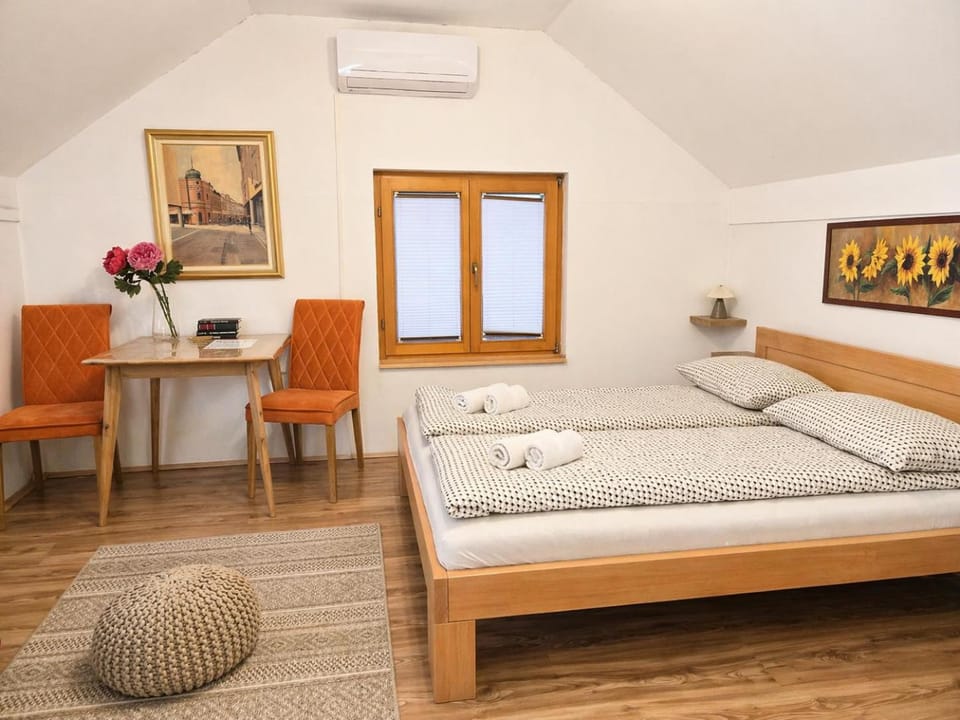 Bed, Dining area