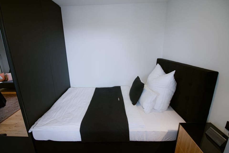 Bed, Business facilities, Bedroom