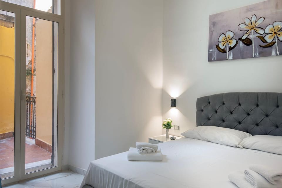 Photo of the whole room, Bedroom, towels
