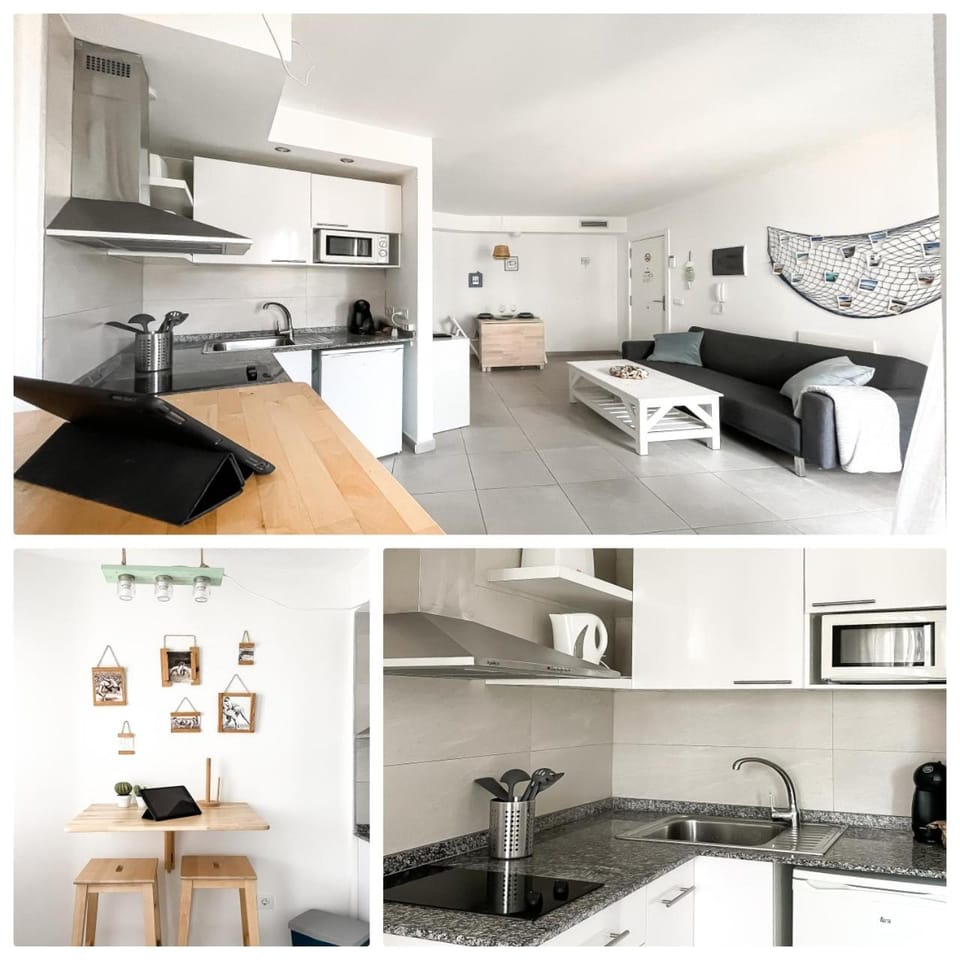 Kitchen or kitchenette, Living room, oven, stove, toaster
