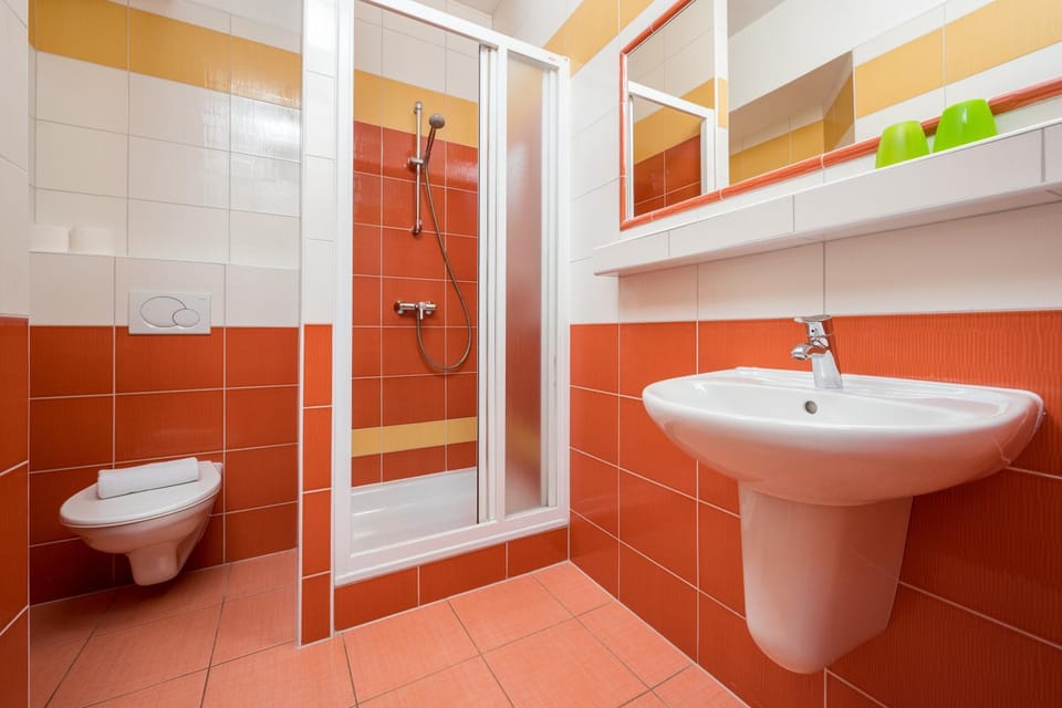 Toilet, Bathroom, towels