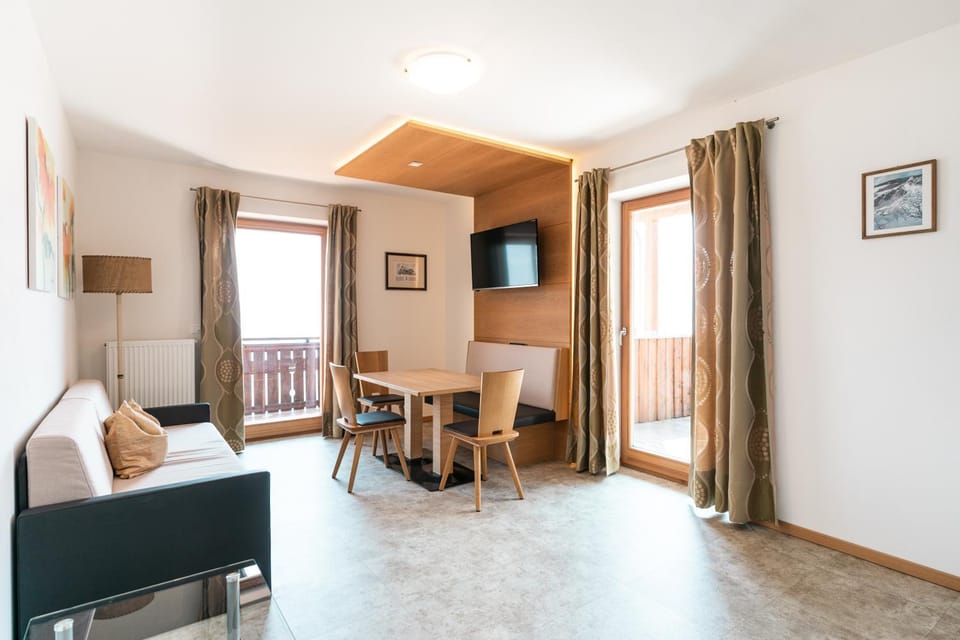 TV and multimedia, Seating area, Dining area