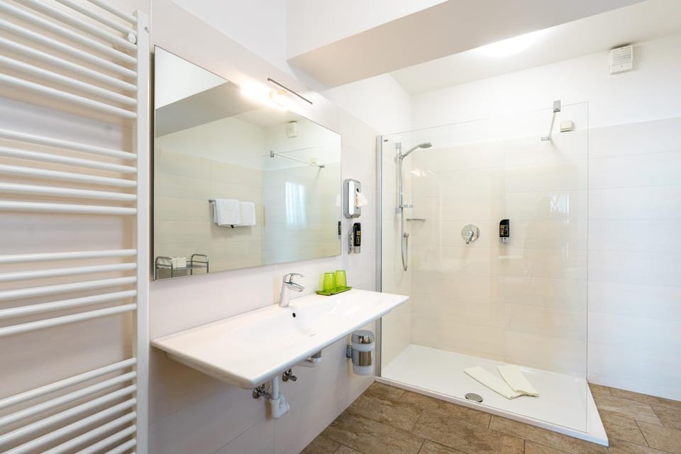 Shower, Bathroom, towels