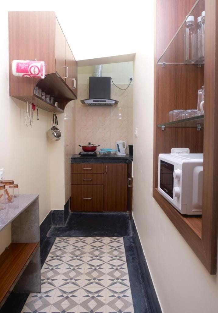 minibar, stove