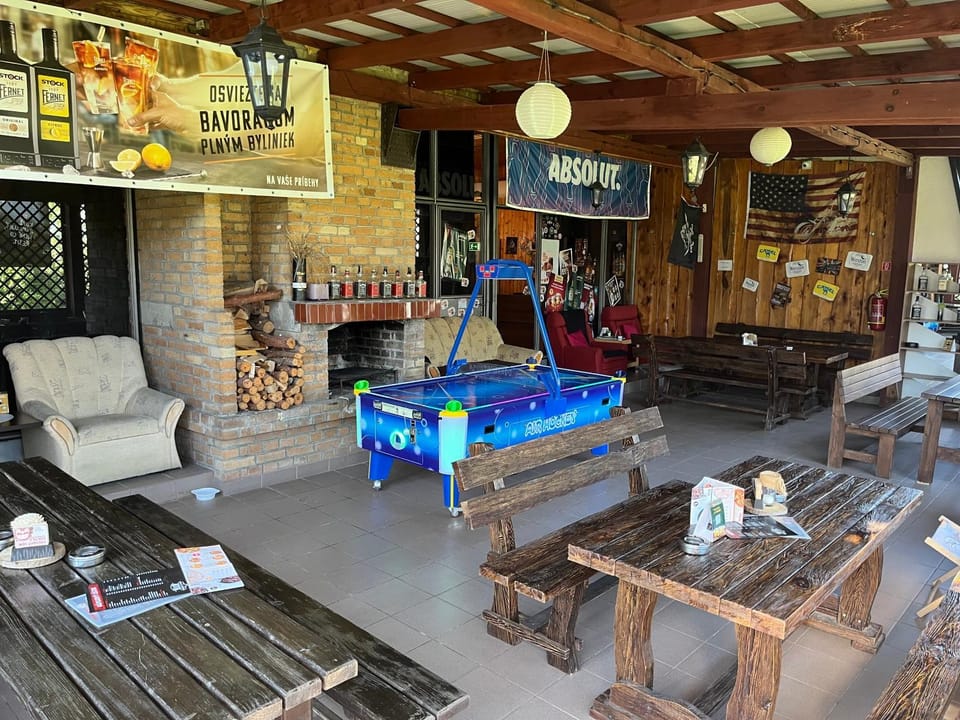 Communal lounge/ TV room, BBQ facilities, Lounge or bar