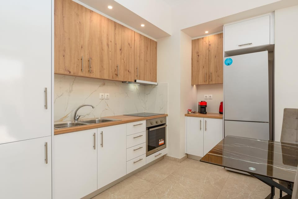 Coffee/tea facilities, Kitchen or kitchenette, Dining area, oven, stove