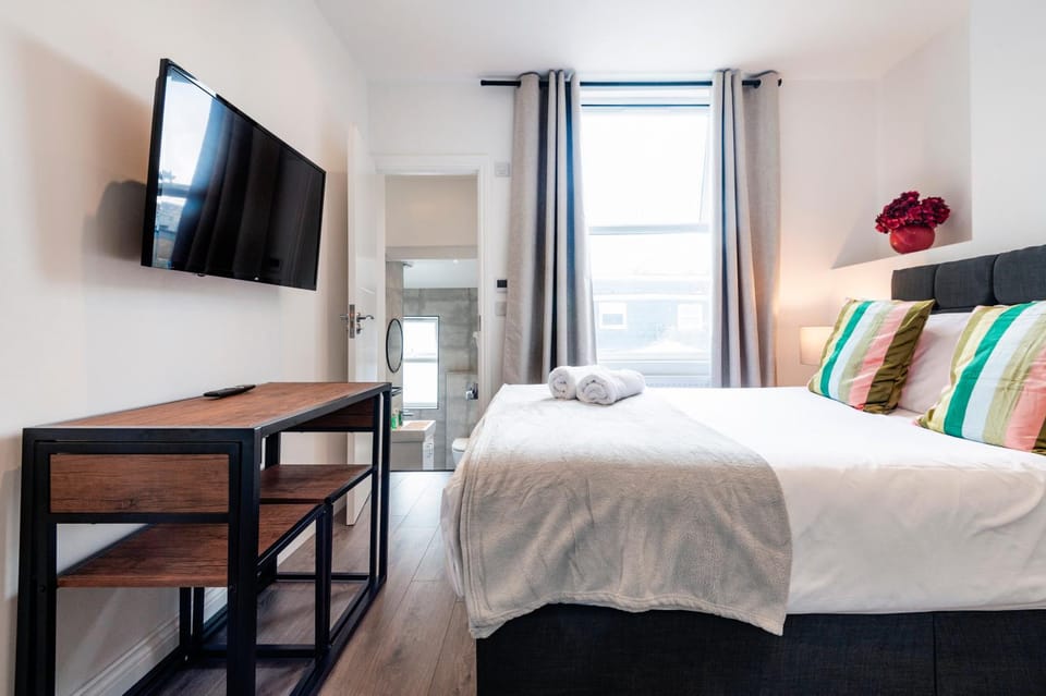 Bed, TV and multimedia, Bedroom