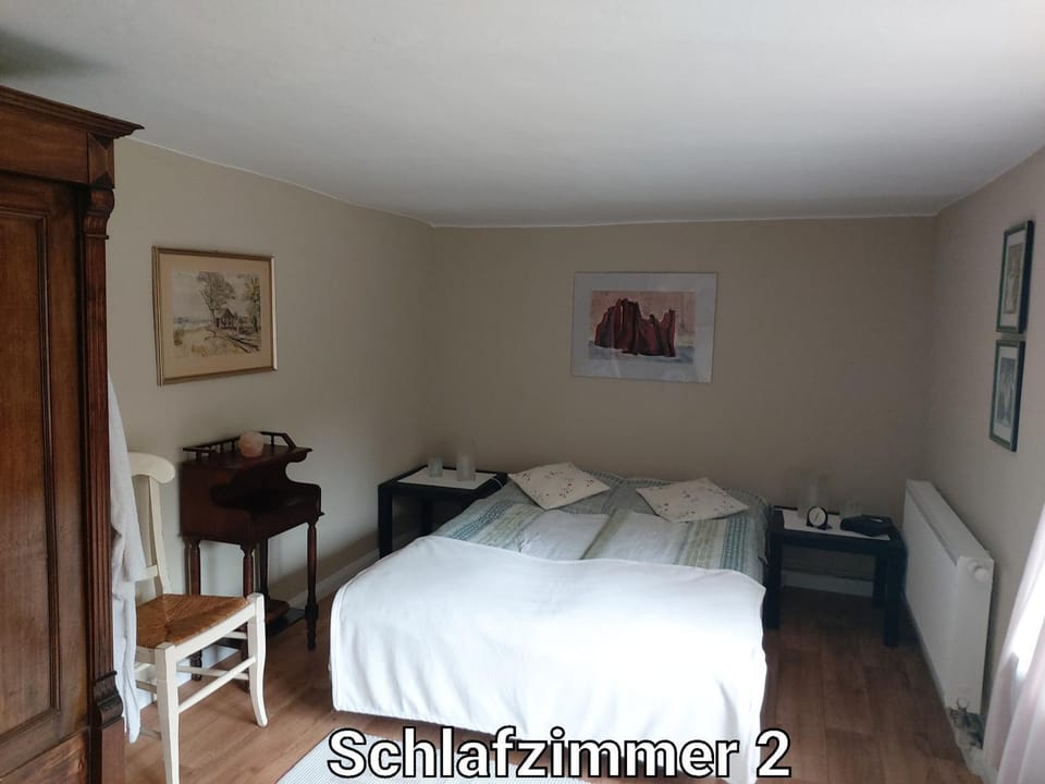 Photo of the whole room, Bedroom