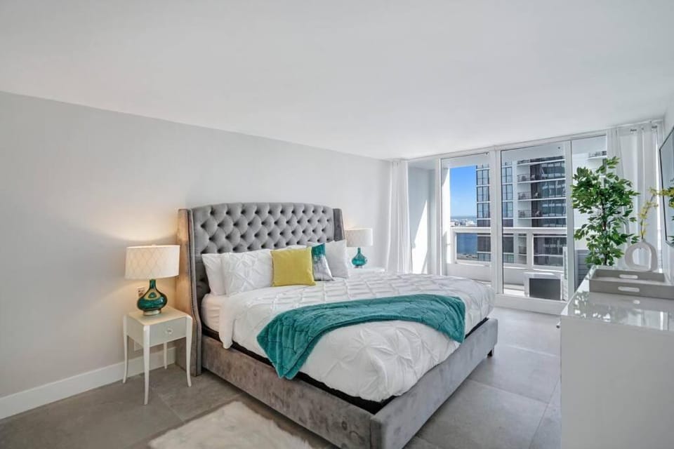 Bed, Bathroom, TV and multimedia, Balcony/Terrace, Photo of the whole room, Bedroom, Sea view, wardrobe