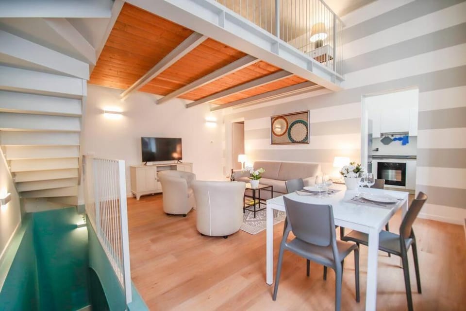 TV and multimedia, Living room, Seating area, Dining area