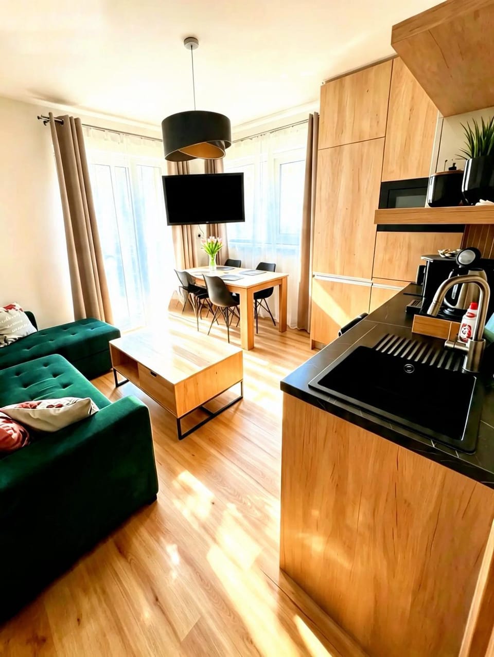 TV and multimedia, Coffee/tea facilities, Kitchen or kitchenette, Living room, Seating area, Dining area