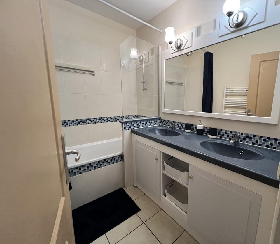 Appartement Nice aéroport seafront with pool Apartment in Nice