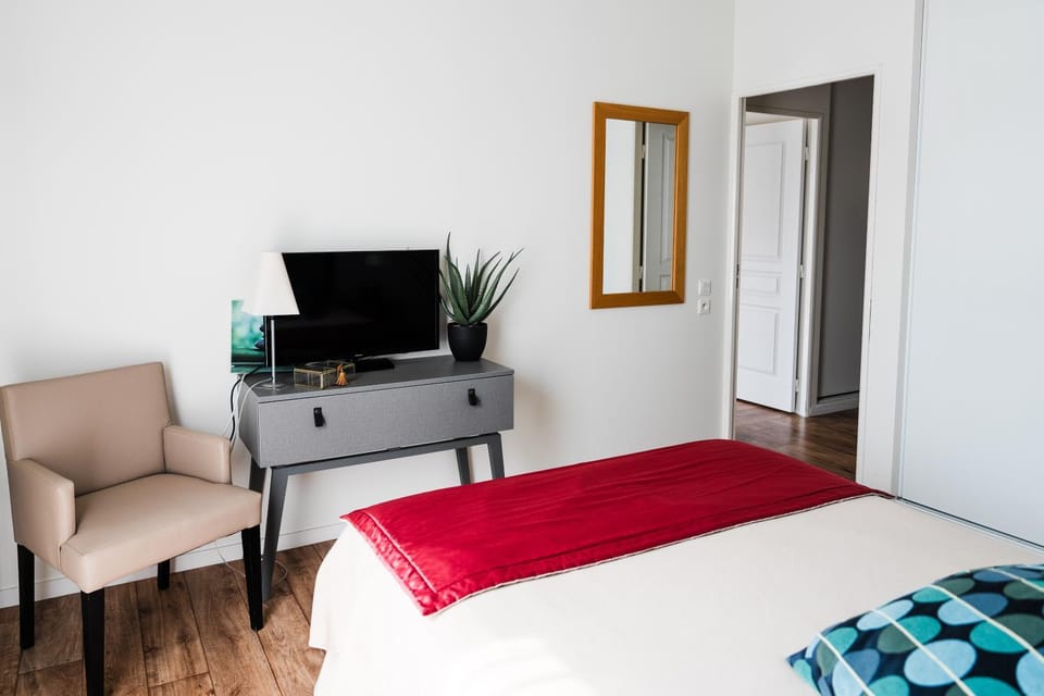 Photo of the whole room, Bedroom
