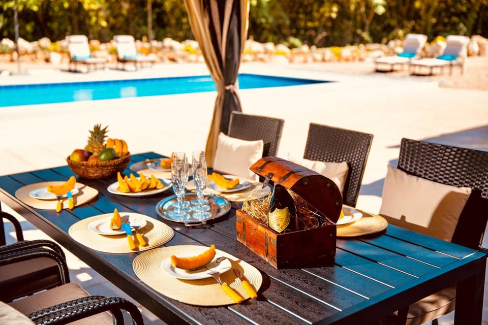 Property building, Balcony/Terrace, Swimming pool, Breakfast, Lunch