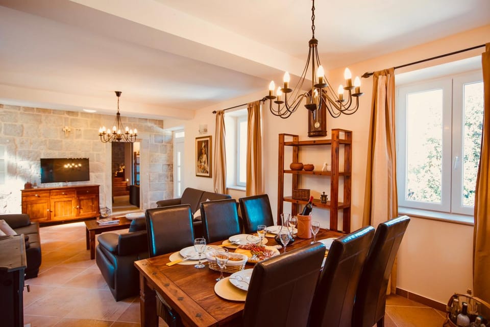 TV and multimedia, Kitchen or kitchenette, Living room, Food and drinks, Seating area, Dining area, Food