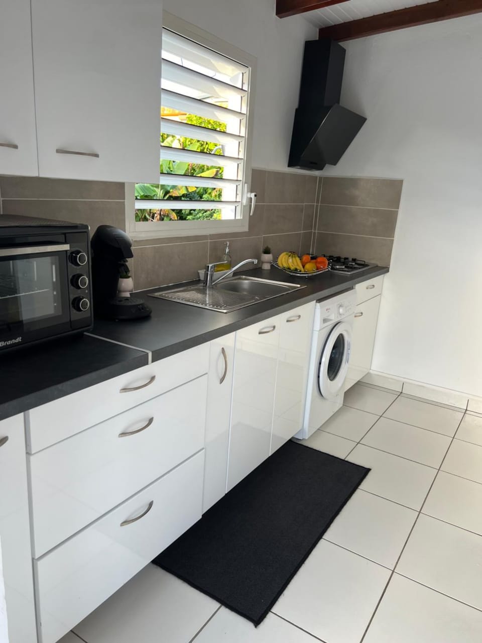 Kitchen or kitchenette, stove, washing machine