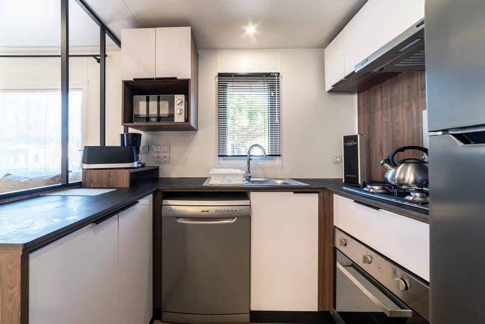 Kitchen or kitchenette, Living room