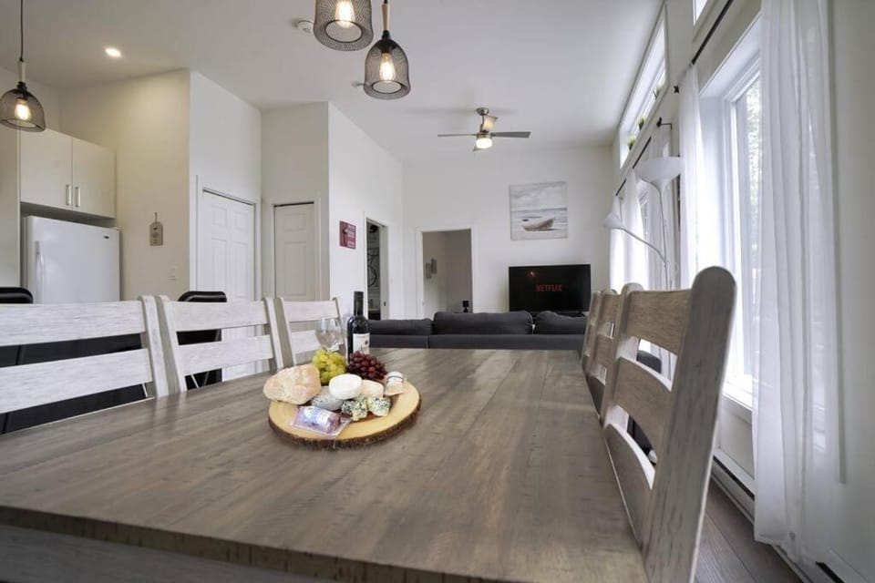 Chalet L'Hérisson (Modern, Spa, BBQ, waterfront) Chalet in Quebec